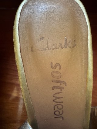 Sandalias Clarks doradas