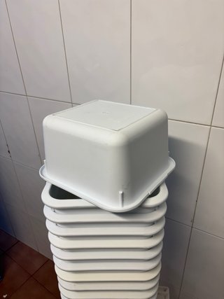 Cubetas de plástico cuadradas blancas
