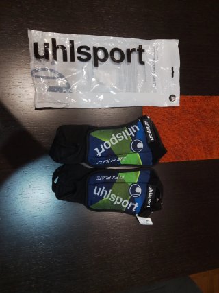 Guantes portero Nike y espinilleras Uhlsport