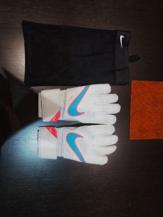 Guantes portero Nike y espinilleras Uhlsport