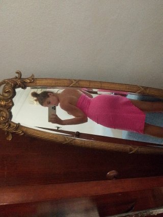 Vestido rosa ajustado con abertura