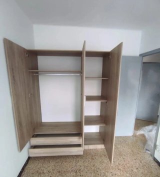 Armario de madera beige y marrón