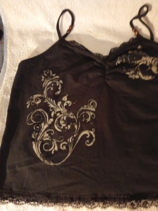 Top negro con estampado floral