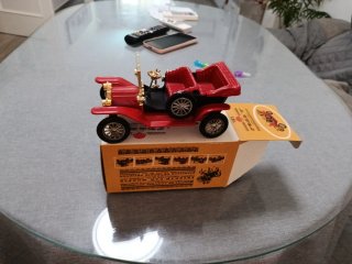Coche de juguete antiguo rojo