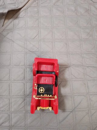 Coche de juguete antiguo rojo