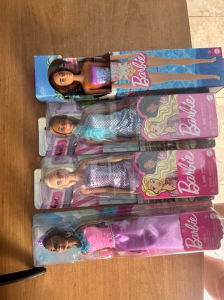 Lote 4 Barbies con vestidos
