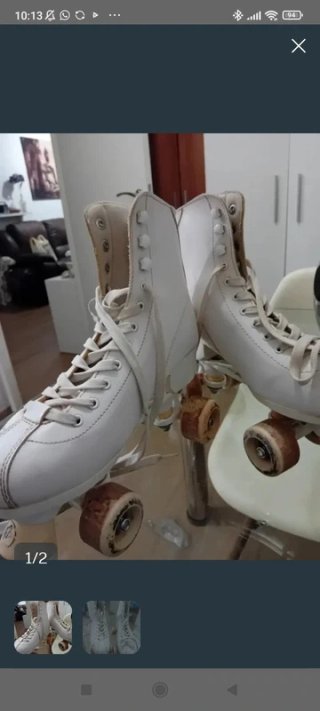 Patines blancos de cuatro ruedas