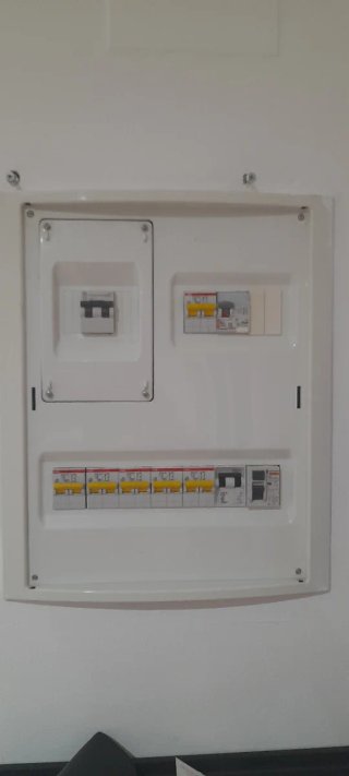 Cuadro Eléctrico Empotrable Solera, usado.