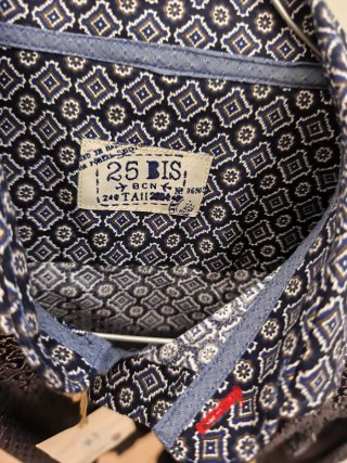 Camisa estampada azul, granate y blanca