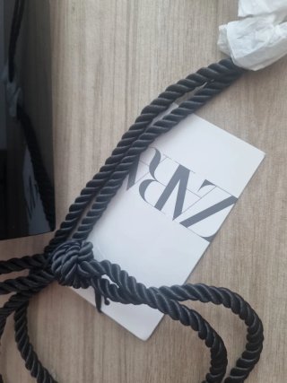 Bolso Zara negro rígido con asa