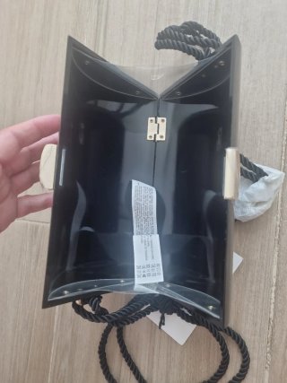 Bolso Zara negro rígido con asa