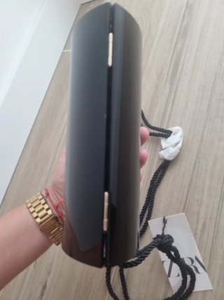 Bolso Zara negro rígido con asa