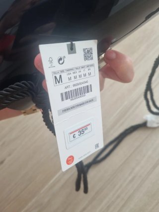 Bolso Zara negro rígido con asa