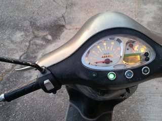 Kymco 125 gris