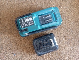 Radio Makita RM02 Compacta Inalámbrica