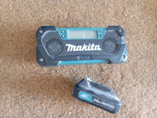Radio Makita RM02 Compacta Inalámbrica