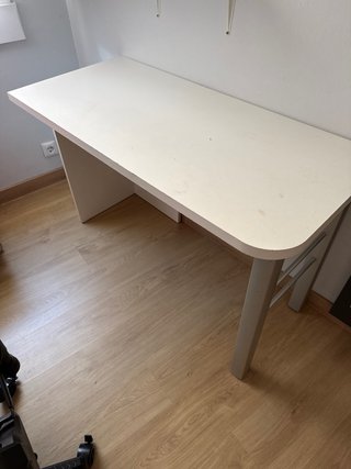 Escritorio blanco y gris