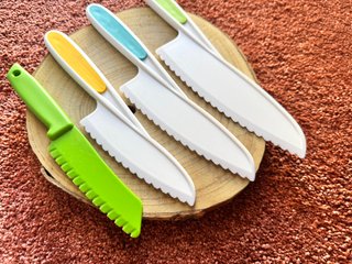 Conjunto de 4 facas de plástico coloridas