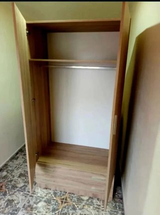Armario de madera con cajones