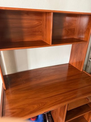 Escritorio de madera con estantería