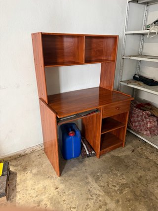 Escritorio de madera con estantería