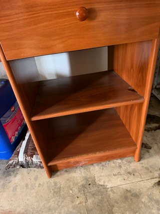 Escritorio de madera con estantería