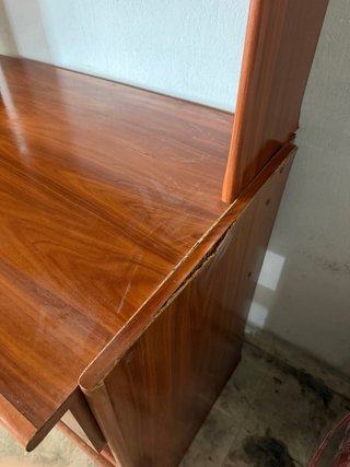 Escritorio de madera con estantería