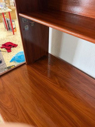 Escritorio de madera con estantería