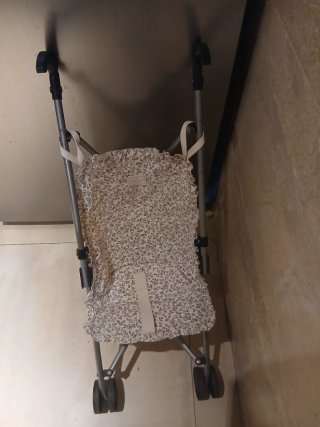Carrito de muñecas con estampado floral