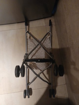 Carrito de muñecas con estampado floral