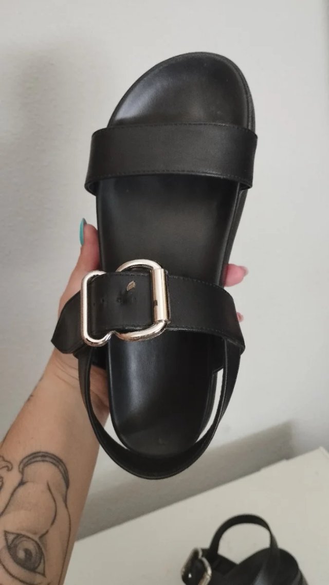 Sandalias negras con hebilla