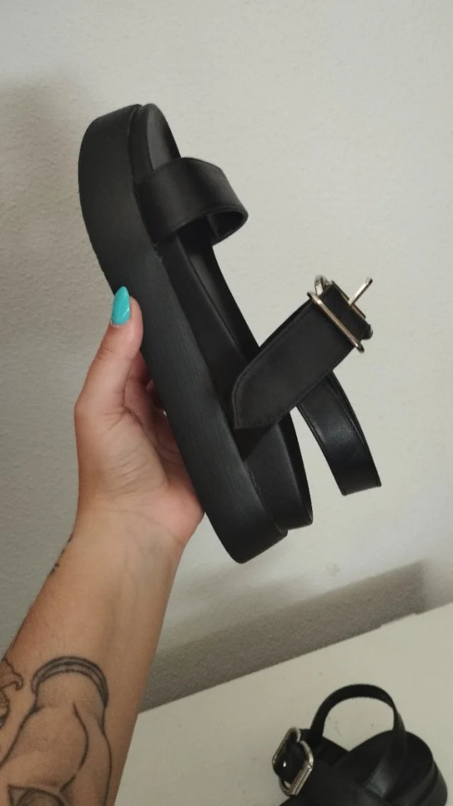 Sandalias negras con hebilla