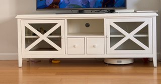Mobile TV bianco con porte in vetro