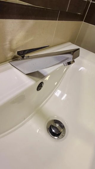 Conjunto de mueble de baño madera y blanco