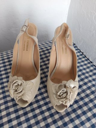 Zapatos Patricia Villanueva Beige/Oro Tacon Flores