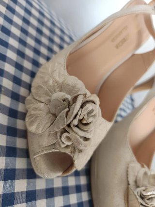 Zapatos Patricia Villanueva Beige/Oro Tacon Flores