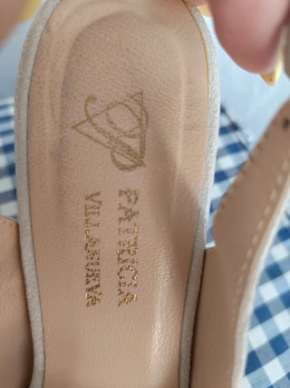 Zapatos Patricia Villanueva Beige/Oro Tacon Flores