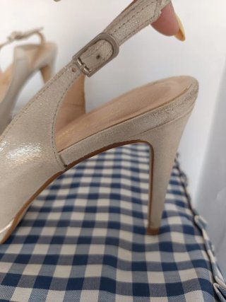 Zapatos Patricia Villanueva Beige/Oro Tacon Flores