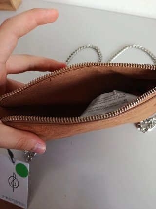 Bolso marrón con cadena y tachuelas