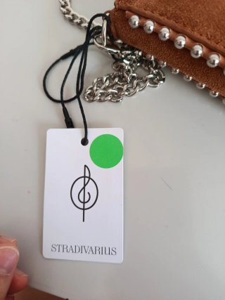 Bolso marrón con cadena y tachuelas