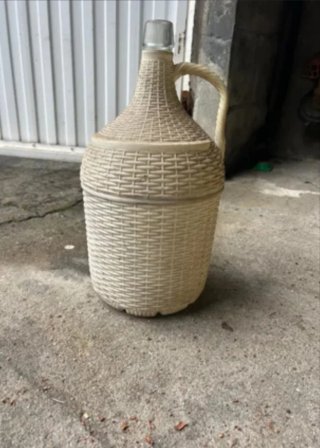 Damajuanas de cristal con mimbre beige