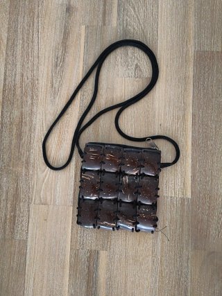 Bolso de coco con correa negra