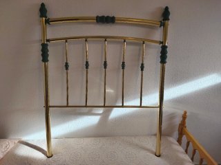 Dos cabeceros de cama dorado y verde.