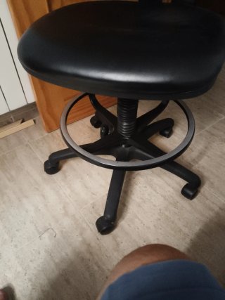 Silla de oficina negra con reposapiés