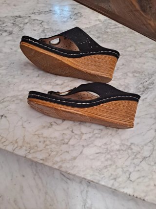 Chanclas tacón negras y doradas