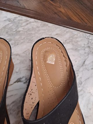 Chanclas tacón negras y doradas