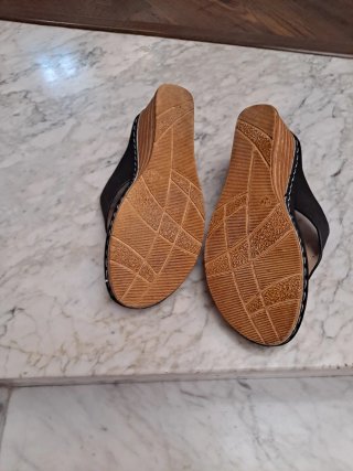 Chanclas tacón negras y doradas