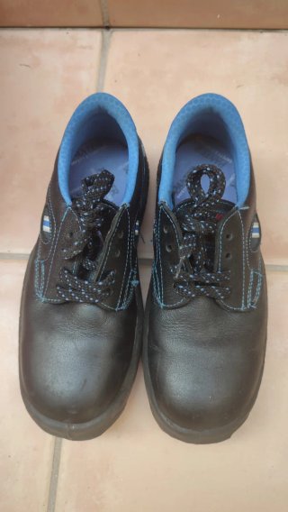 Zapatos de seguridad negros y azules