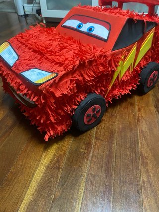 Piñata Rayo McQueen con ruedas giratorias