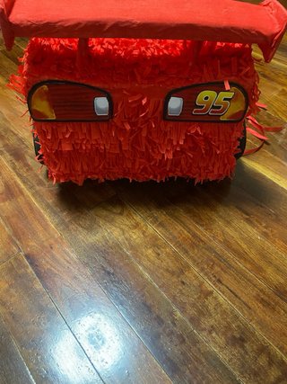 Piñata Rayo McQueen con ruedas giratorias